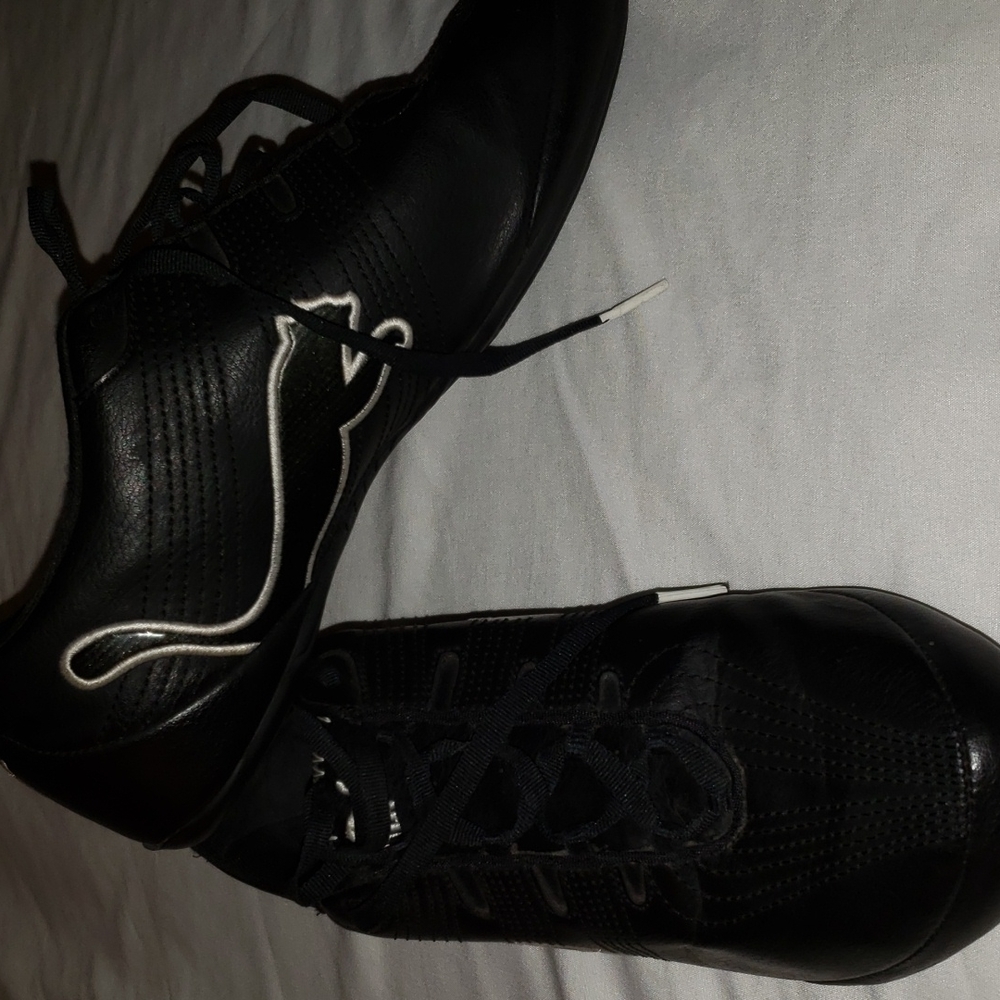 Black Puma sneakers with white trimming
